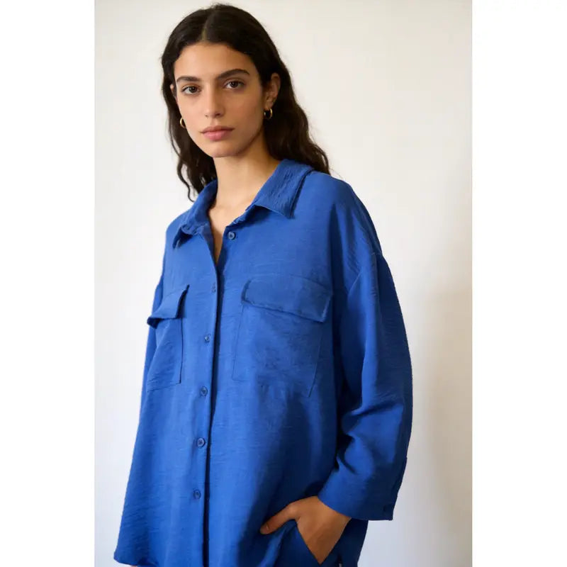 Completo due pezzi: maglia ampia a camicia, pantaloni ampi con elastico in vita.