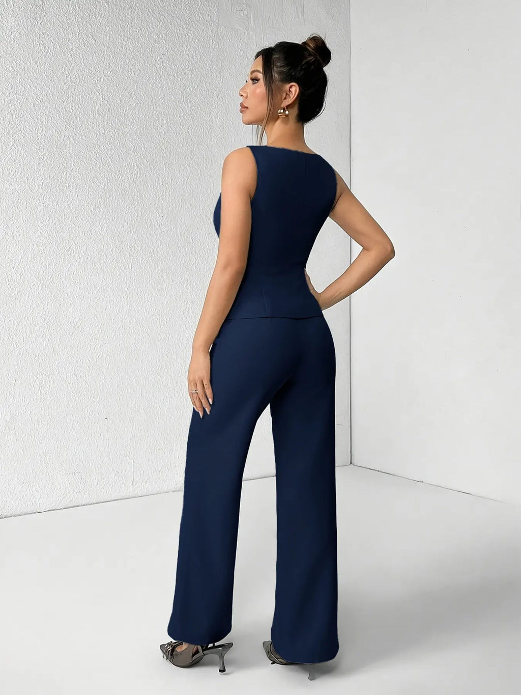 Ensemble deux pièces minimaliste et chic pour femme, composé d'un débardeur sans manches uni boutonné et d'un pantalon large, idéal pour l'été, le quotidien, le bureau, les tenues d'entreprise et les ensembles décontractés assortis.