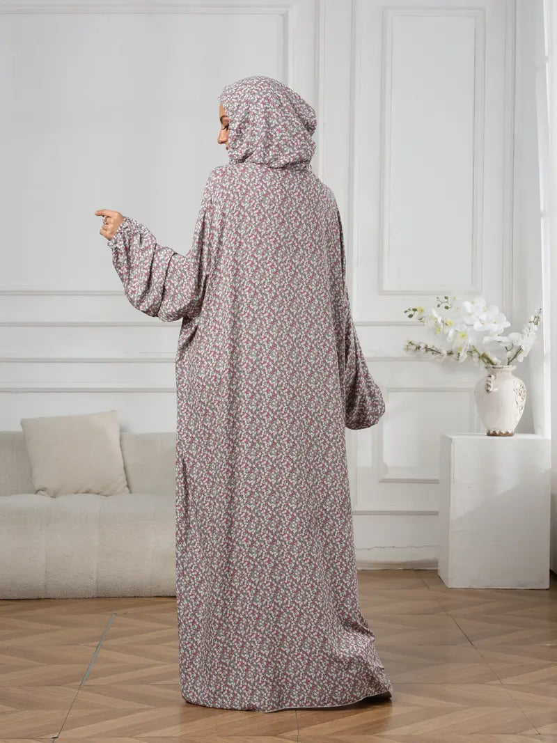 Robe florale grande taille avec capuche et cordon de serrage — coupe ample, manches longues évasées et style à la fois simple et décontracté.