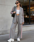 Completo Blazer Classico e Pantaloni Spalmato con Bottoni Frontali e Doppia Banda Laterale—Ideale per Look Professionali e Casual