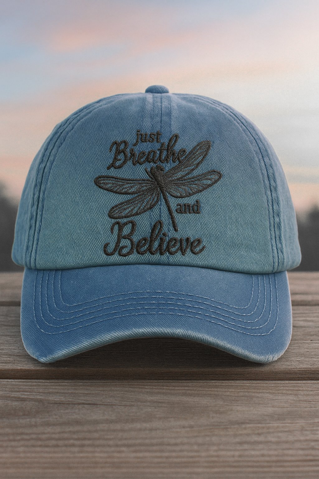 Cappello ricamato con stampa "Just Breath Dragonfly"