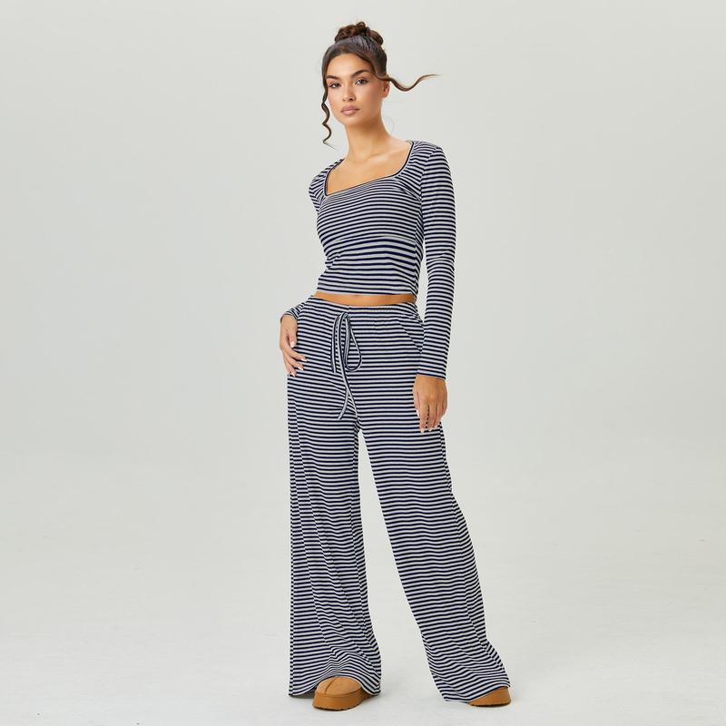 Co-ord da donna con crop top a maniche lunghe a righe con scollo quadrato morbido e pantaloni a vita bassa a gamba larga, outfit due pezzi minimalista, abbigliamento comodo da donna