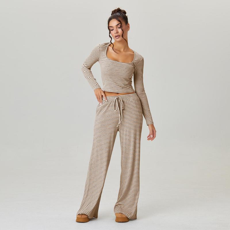 Co-ord da donna con crop top a maniche lunghe a righe con scollo quadrato morbido e pantaloni a vita bassa a gamba larga, outfit due pezzi minimalista, abbigliamento comodo da donna