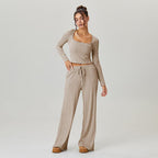 Co-ord da donna con crop top a maniche lunghe a righe con scollo quadrato morbido e pantaloni a vita bassa a gamba larga, outfit due pezzi minimalista, abbigliamento comodo da donna