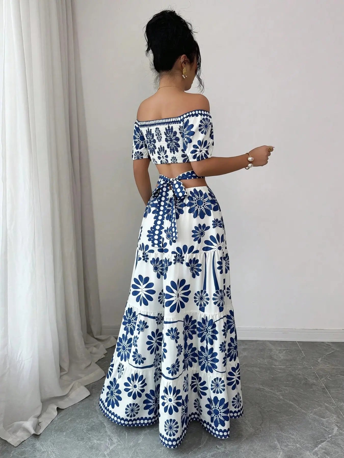 Robe florale courte à épaules dénudées avec découpes à la taille pour femme