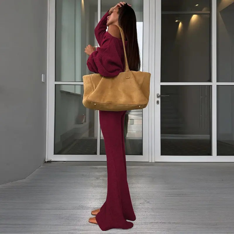 Completo da donna con top asimmetrico a tinta unita e pantaloni a zampa, top casual a maniche lunghe con spalle scese e pantaloni, abbigliamento da donna autunno e inverno per l'uso quotidiano